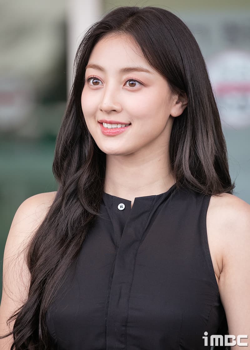 [지효] TWICE's Jihyo Collaborates with American R&B Singer Jenevieve