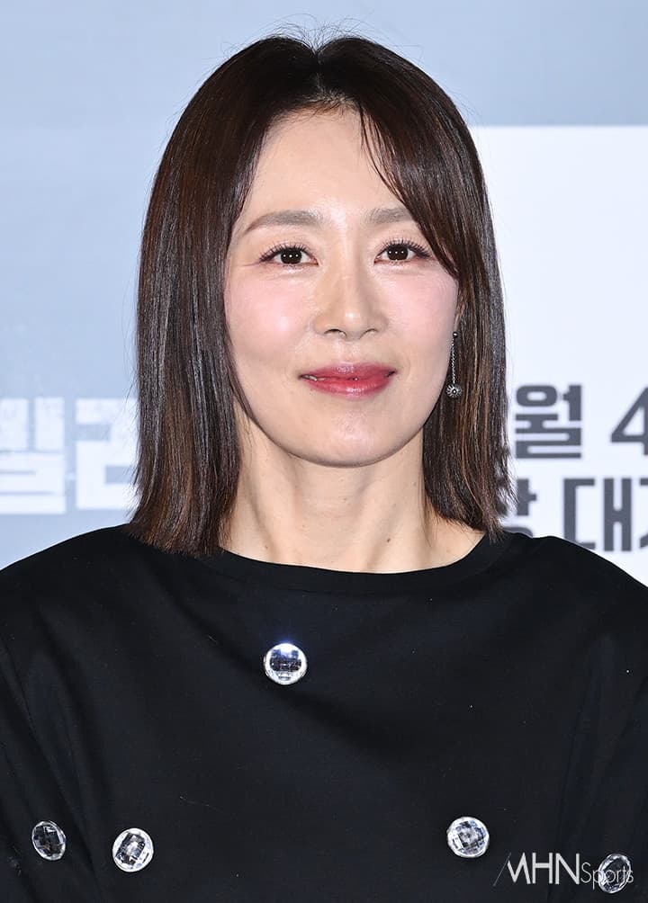 [문정희] Actress Moon Jeong-hee Departs Agency Ace Factory After 7 Years