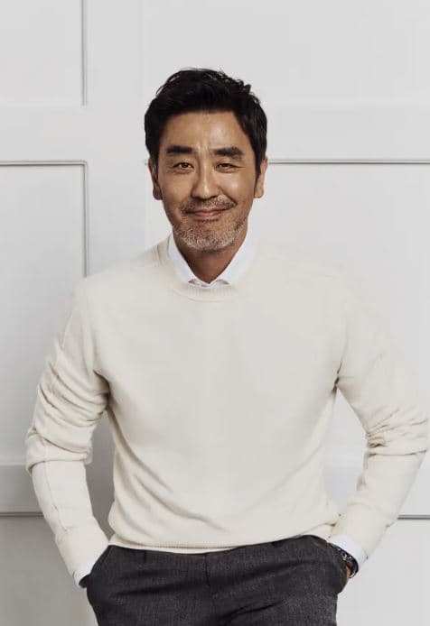 [류승룡] Ryu Seung-ryong Radiates Charisma on the 62nd Baeksang Arts Awards Red Carpet