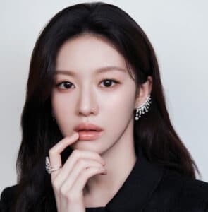 [고윤정] New Solo Poster Revealed for JTBC Drama 'Everyone Fights Their Own Worthlessness'